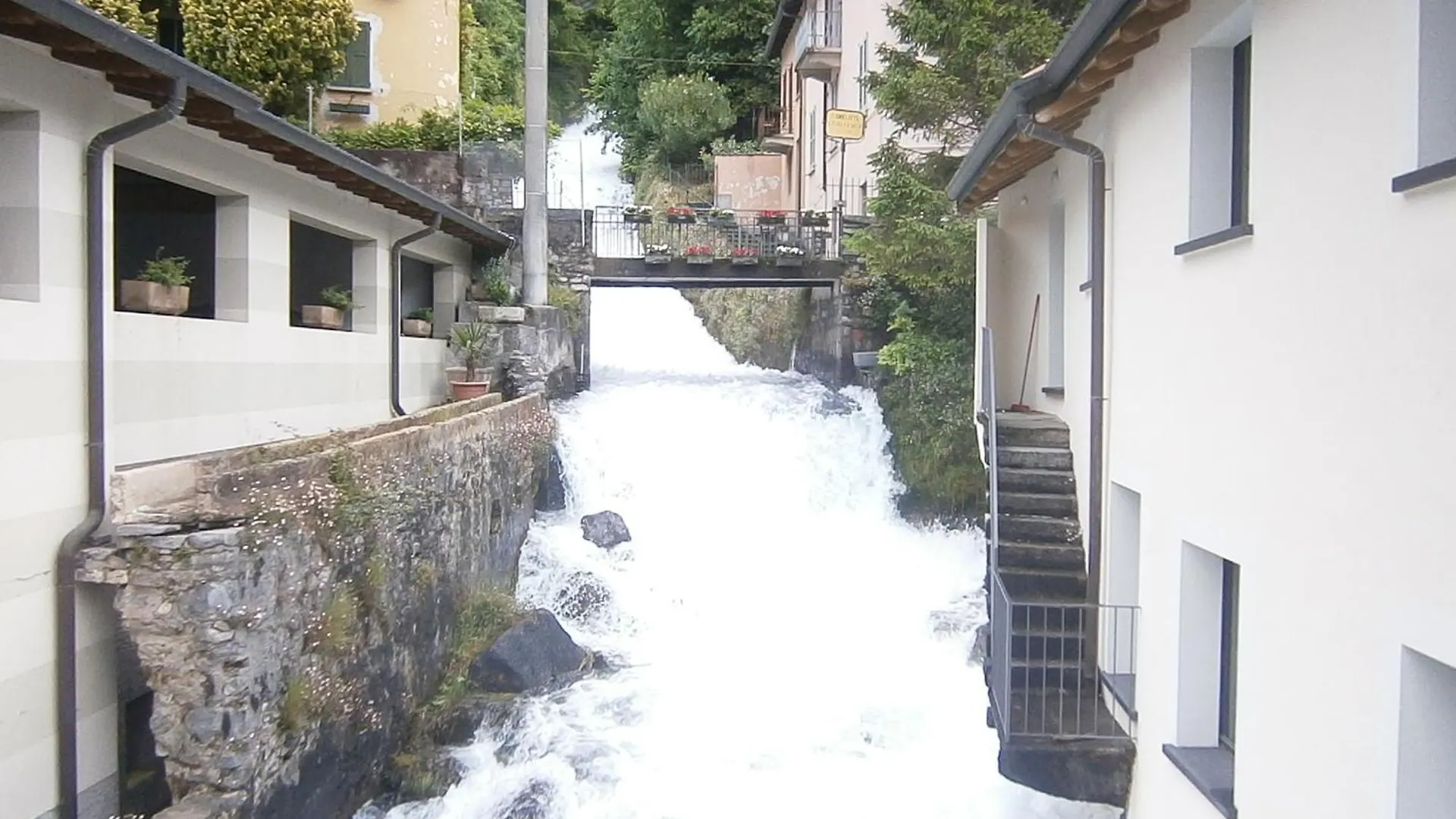 Casa In Riva Al Lago contacts